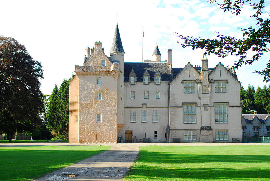 1024px brodie castle 01